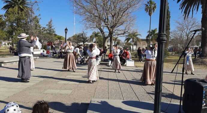 Domingo a puro mate y folklore en Cintra