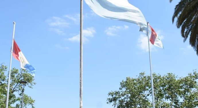 En un emotivo acto, Guatimozín izó por primera vez su bandera