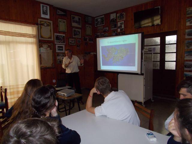 Charla sobre el desarrollo de Malvinas a cargo del Lic. Carlos Davalle