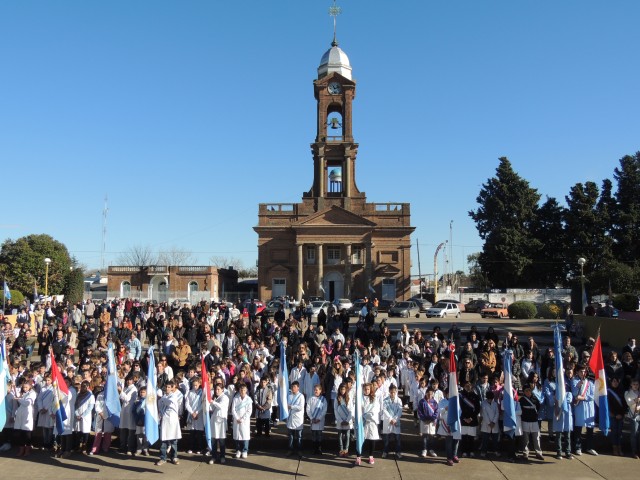 Acto por el Día de la Bandera en El Trébol