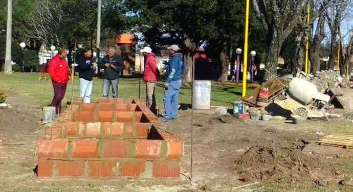 Los Cardos se trabaja en un Mural en Homenaje a los Fundadores