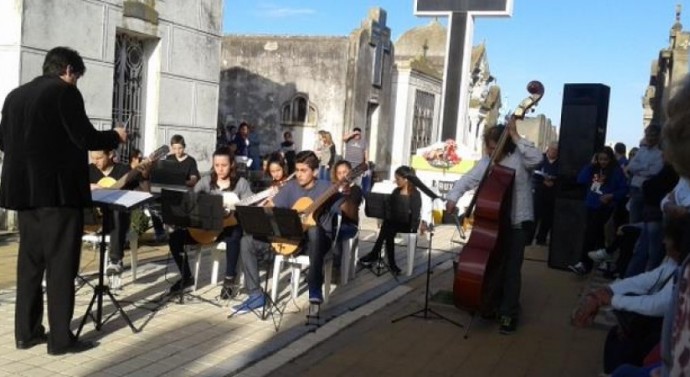 El Trébol: La música acompañó el Día de los Fieles Difuntos