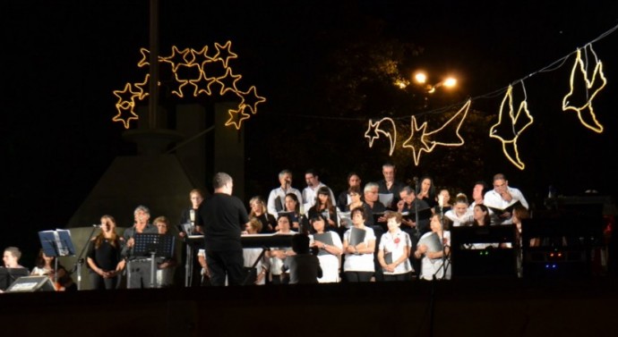 El Trébol: Gran noche navideña en la plaza