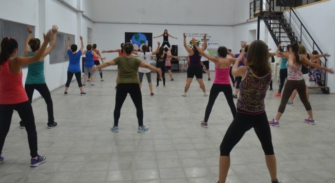 La ciudad de El Trébol arrancó el año Bailando