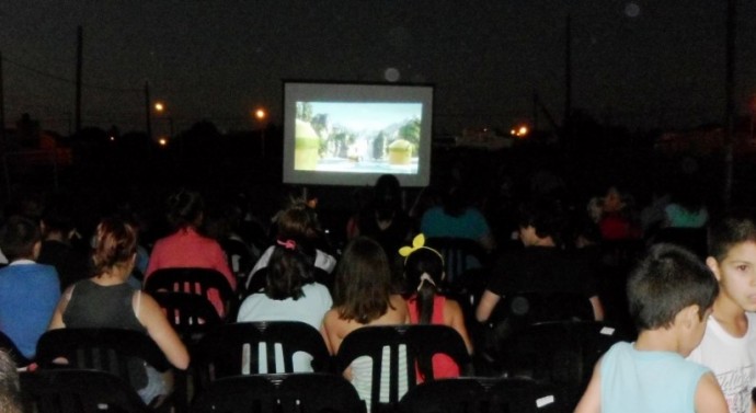 El Trébol: Los niños disfrutaron otra jornada de cine móvil