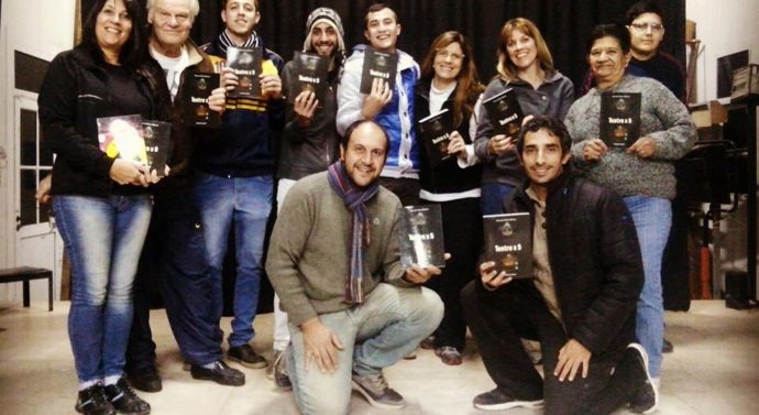 La Biblioteca Popular de Correa entregó libros al Grupo de Teatro local