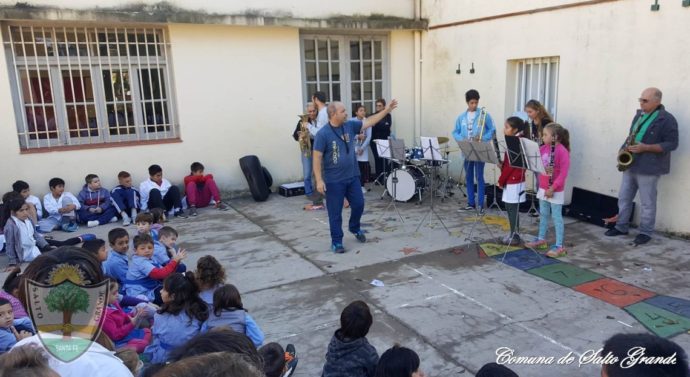 La Banda Comunal de Música de Salto Grande, realizó una muestra en la Escuela N° 241