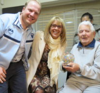 Torneo de Bolitas: El Dr Ernesto Masters recibió una réplica del Trofeo que lleva su nombre