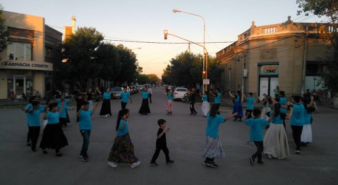 María Susana: El Ballet Añoranzas salió a la calle a celebrar el «Día de laTradición»