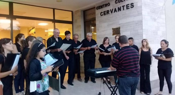 El Coro Municipal llevó su canto por calles de El Trébol