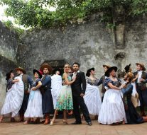 Bailarina de Totoras de gira por México