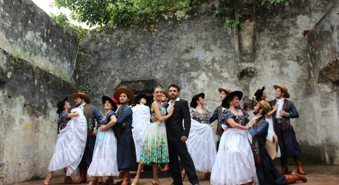 Bailarina de Totoras de gira por México