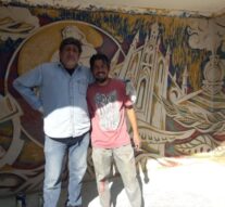 Otra garita que es una obra de arte: muralistas aplican técnica milenaria en Roldán