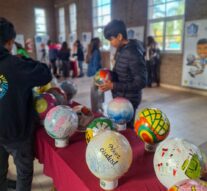 Bustinza disfruta de las muestras «Arte en Pelotas» y «Campeones»