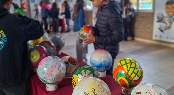 Bustinza disfruta de las muestras «Arte en Pelotas» y «Campeones»