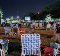 Exitosa primera noche de “Cine a la reposera bajo las estrellas”