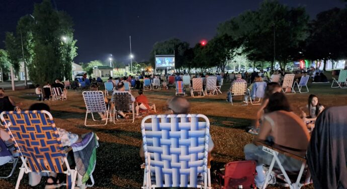 Exitosa primera noche de “Cine a la reposera bajo las estrellas”