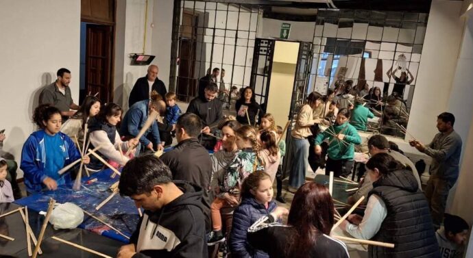 Hermosa tarde de sábado se vivió en Armstrong confeccionando los barriletes para el «Volando Alto»