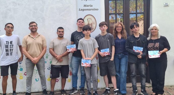 Entregaron los libros «De Pueblo en Pueblo 2025» en la Biblioteca Popular de Pueblo Andino.