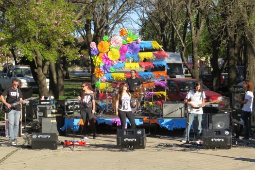 Sastre recibió la primavera a pura música en Plaza Independencia