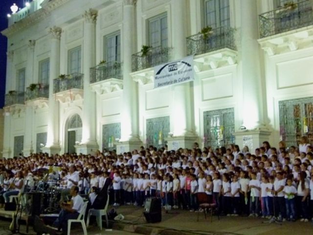 Mega concierto de niños frente al Palacio municipal de Esperanza