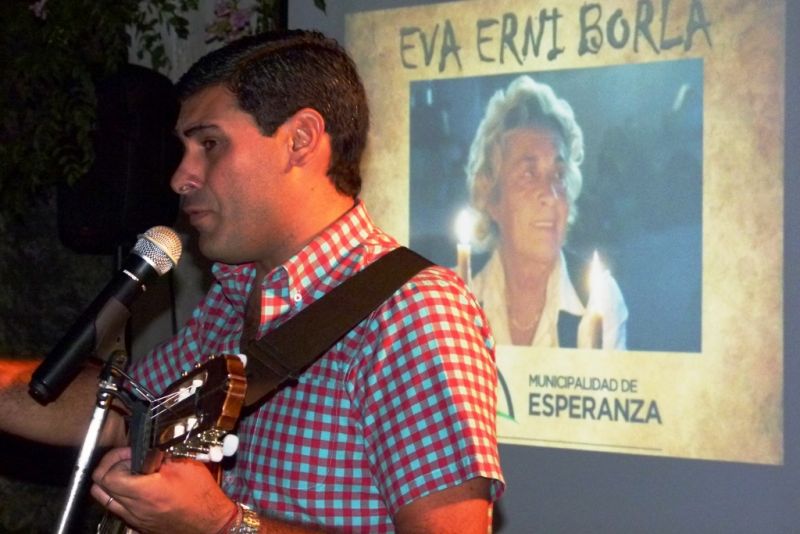 Ivan Faisal con los alumnos de escuelas medias de la ciudad de Esperanza