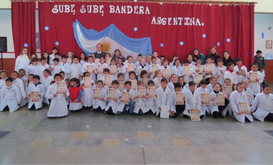 Sastre: Más de 80 niños prometieron lealtad a la Bandera