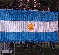 Una bandera con botellas recicladas en Nuevo Torino