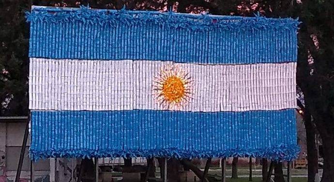 Una bandera con botellas recicladas en Nuevo Torino