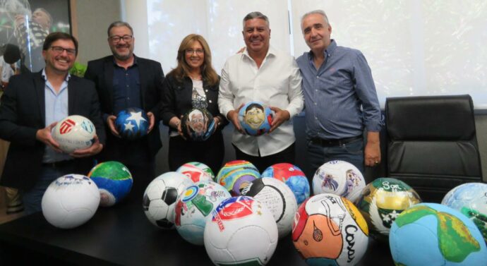 El Presidente de AFA Claudio «Chiqui» Tapia recibió la muestra «Arte en Pelotas»