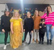 El Taller de Teatro Comunal, presentó la obra «La bruja y la corona»