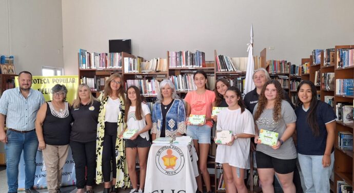 Felicia recibió los libros «Clave de Cuento» y «De Pueblo en Pueblo»