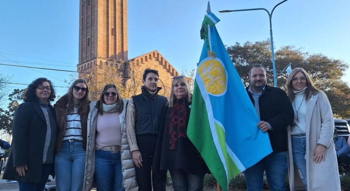 La comunidad de Felicia presentó su bandera