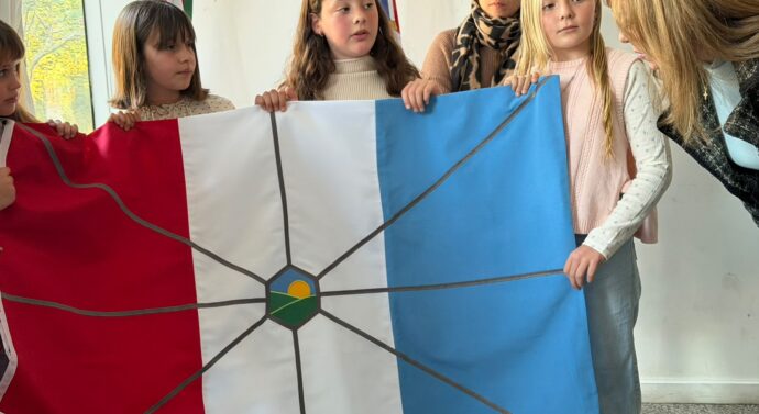 Progreso cerró la muestra itinerante «Abanderados» con la entrega de su bandera