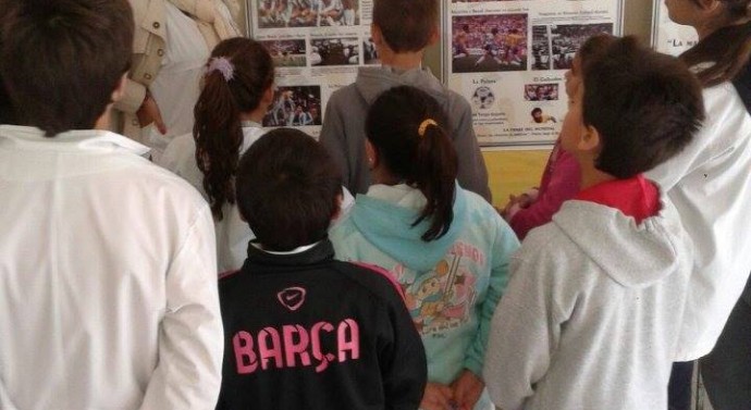 Escuelas de Pueblo Muñoz visitan la Muestra “Historia de los Mundiales”