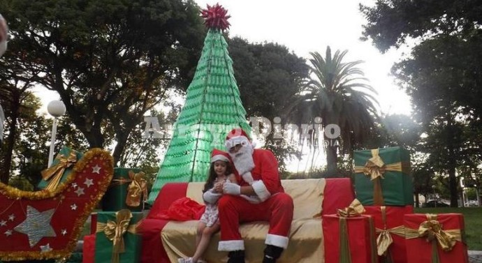 Arroyo Seco: Papá Noel en la Plaza 9 de Julio