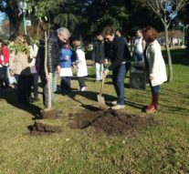 Bicentenario: Wheelwright plantó un Ceibo en la plaza principal