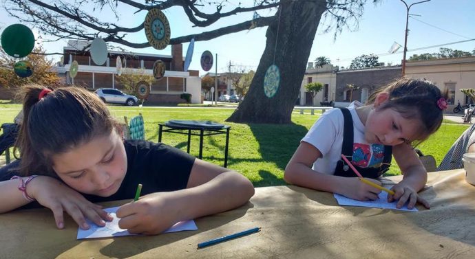 La tarde de domingo en Hughes se pintó de «Mandalas Santafesinas»