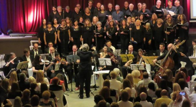 El Coro «Coplas de la Orilla» celebró sus 20 años con una noche magnífica