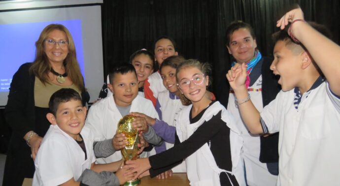 Berabevú vivió una fiesta junto a la Copa y el saludo del «Matador» Kempes