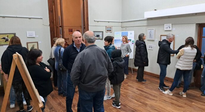 Se inauguró en Villa Cañas la muestra de arte de Aves migratorias