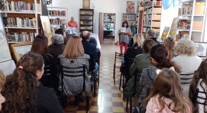 La Biblioteca Moreno de Villada cumplió años e inauguró la muestra «Forma y Color»