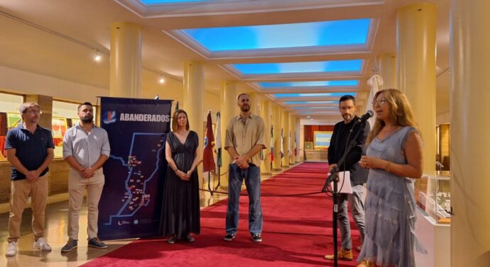 «Abanderados» se inauguró en el Monumento a la Bandera