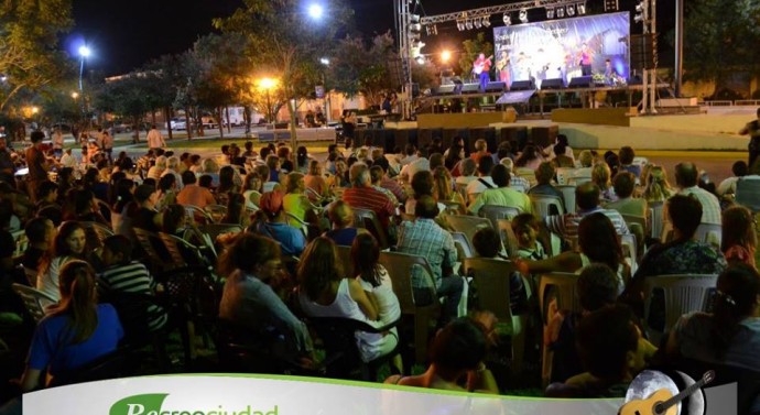 Recreo: Brilló la primera luna del 27º Festival Folklórico