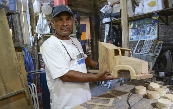 Creatividad e imaginación: Miguel Ángel realiza artesanías en madera