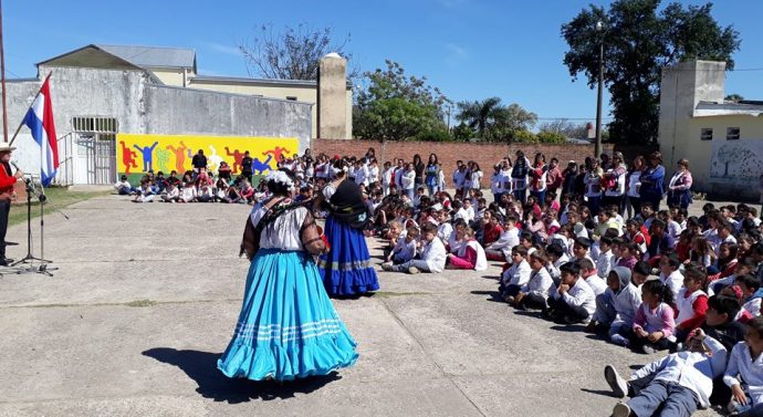 La Música y Danza Paraguaya visitaron a la comunidad de Helvecia