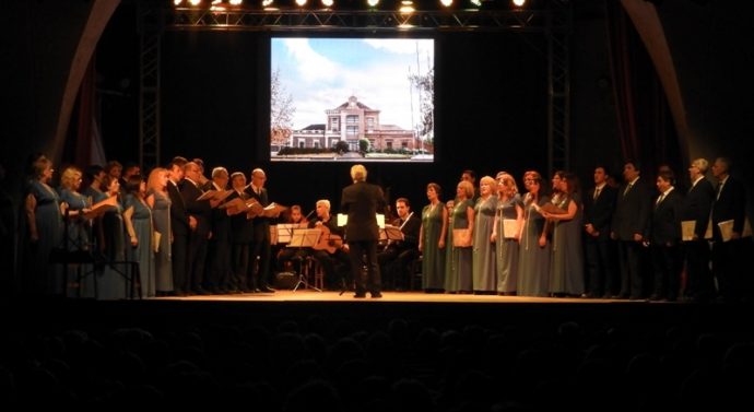 El Coro Polifónico festejó su sexagésimo aniversario con  un «Canto Pleno»