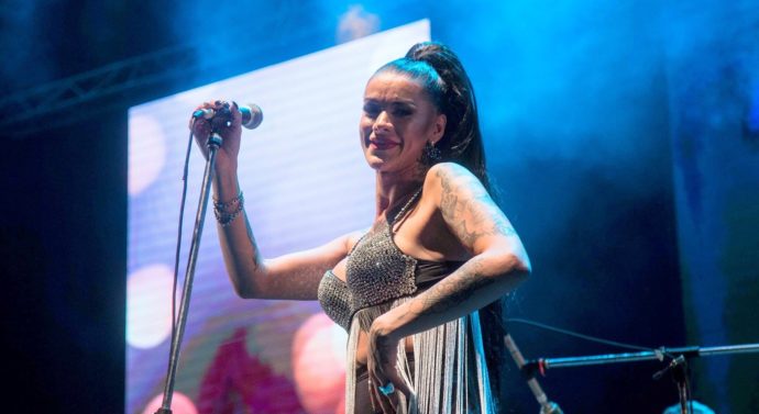 La primera cantante trans de cumbia nació en Barrancas y triunfa en el país