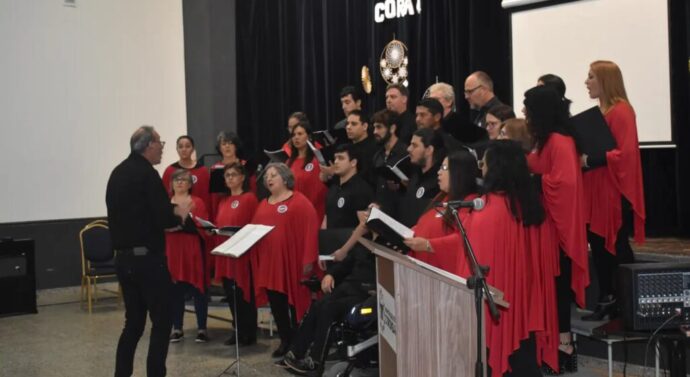 El Coro Polifónico celebró sus 50 años con un nuevo encuentro de voces