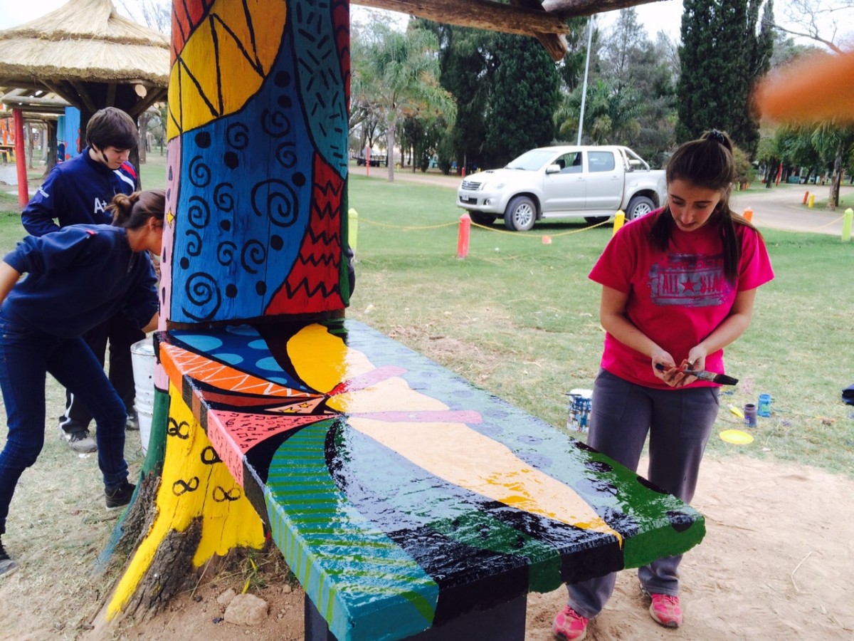 San Guillermo: Alumnos y Docentes le pusieron color a los quinchos del Parque